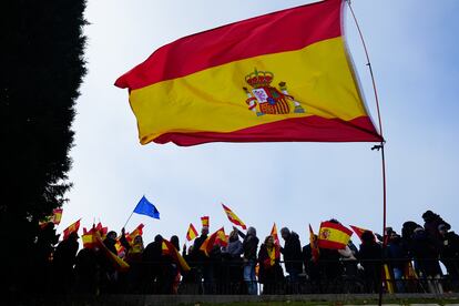 Participantes en la manifestación contra la amnistía en el templo de Debod, este domingo en Madrid.
