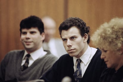 Lyle and Erik Menendez, accompanied by defense lawyer Leslie Abramson, at the Beverly Hills municipal court during a hearing on November 26, 1990.