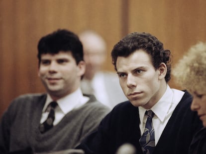 Lyle y Erik Menendez acompañados de la abogada defensora Leslie Abramson, en el Tribunal Municipal de Beverly Hills durante una audiencia, el 26 de noviembre de 1990.