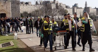 Traslado del cadáver de uno de los palestinos abatidos tras un ataque en Jerusalén.