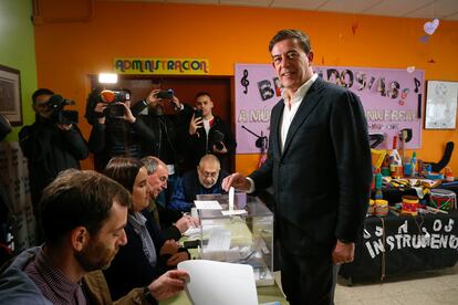 El candidato del PSdeG a la Xunta de Galicia, Xosé Ramón Gómez Besteiro, ejercía su derecho a voto, en el CEIP Rosalía de Castro, este domingo.