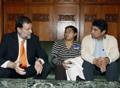 Los padres de Mari Luz conversan con el presidente del PP, Mariano Rajoy, durante el encuentro que han mantenido en el Congreso de los Diputados