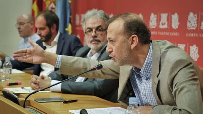 En primer plano, Marí con los otros tres diputados que abandonan el grupo parlamentario.
