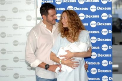 Borja Thyssen y Blanca Cuesta con su segundo hijo, Eric, a la salida de la clínica Dexeus de Barcelona.