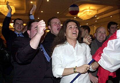 Partidarios de Chirac celebran la victoria de su candidato en Estrasburgo.
