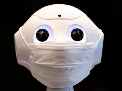 El robot humanoide Pepper en un hotel designado para acomodar a enfermos de coronavirus en Tokio.