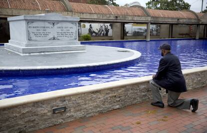 Un hombre se arrodilla frente a la tumba de Martin Luther King, en el cincuenta aniversario del asesinato del lider de los derechos civiles, en Atlanta.