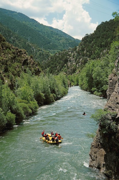 Situada prácticamente en la confluencia del Noguera Pallaresa con el Noguera de Cardos, Llavorsí es la capital del rafting por excelencia: desde aquí parten la mayoría de rutas río abajo. Y es que en el río Noguera Pallaresa se practican un gran número de deportes de aguas bravas, no solo rafting: hydrospeed, bus-bob, canoa, piragua o kayak. Tanto en Llavorsí como en Sort hay numerosas agencias de deportes de aguas bravas que ofrecen diversas actividades deportivas por el río, en grupo e individuales, que no necesitan demasiada experiencia para ser practicadas. Por ejemplo, el kayak de río, un descenso en piragua individual sorteando con ayuda de las palas los obstáculos en el agua. O como el clásico rafting, un descenso por las aguas bravas en un bote neumático, junto con otros tripulantes con ayuda de remos. El hidrospeed es en un trineo acuático de gran estabilidad y fácil maniobra. También para grupos de cuatro o cinco personas hay quien prefiere el bus-bop, una embarcación neumática alargada donde los tripulantes van uno detrás de otro y sin sujeción: el chapuzón está casi garantizado si no se sabe mantener el equilibrio y remar de forma coordinada.<br></br> Más información: turisme.pallarssobira.cat