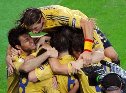 Los jugadores de España se abrazan tras el gol de Xavi, el primero del equipo.