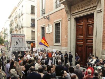 Protesta ante la Real Academia de la Historia en junio de 2011