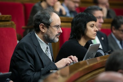 Antonio Baños, líder de la CUP, i Anna Gabriel, portaveu de la formació, segueixen el debat.