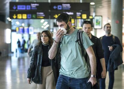 Un turista se protege con mascarilla en el aeropuerto de Valencia.