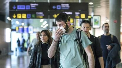 Un turista se protege con mascarilla en el aeropuerto de Valencia. / MÒNICA TORRES (EL PAÍS)