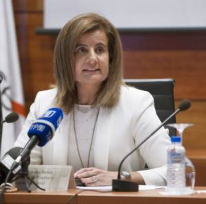 La ministra de Empleo, Fátima Báñez, durante su intervención en la conferencia de clausura de los cursos de verano de La Granda, en Gozón. EFE/Archivo