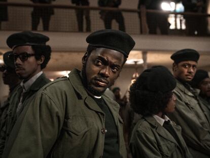 Daniel Kaluuya (centro) y Lakeith Stanfield (derecha), en 'Judas y el mesías negro'.