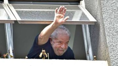 Lula acena a militantes na sede do PT