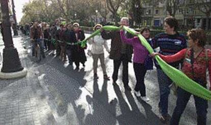 Un momento de la <i>abraçada</i> al solar de Jesuitas de Valencia, celebrada en la mañana de ayer.