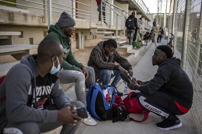 Antes de regresar en el autobús a Madrid se detiene a hablar con los refugiados de Mislata. A muchos los conoce porque coincidió con ellos en Canarias. De otros no sabe ni su nacionalidad, pero les saluda con la misma confianza. “Son mis hermanos”. En la foto, varios refugiados descansan y comen algo después de jugar al fútbol.