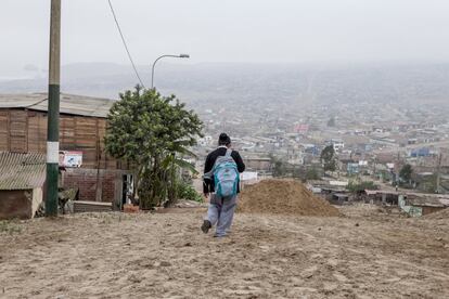 Jocelyn hace arroz con leche para pagarse la escuela. Su madre vende raciones en la calle mientras cuida de su hermano pequeño.  