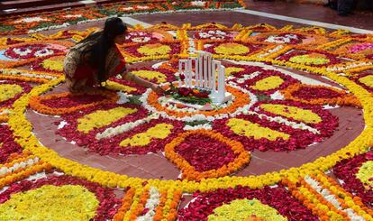 Una mujer decora con flores el Monumento Conmemorativo de los Mártires de la Lengua Central de Bangladesh en Dhaka, durante el Día Internacional de la Lengua Materna.