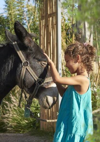 Una niña en la minigranja del Mandarin Oriental Marrakech.