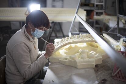 Una especialista trabaja en el acabado de un detalle del sepulcro del cardenal Tavera en los talleres de Factum.