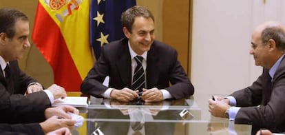 El ministro de Trabajo junto con el presidente del Gobierno y Gerardo Díaz Ferrán