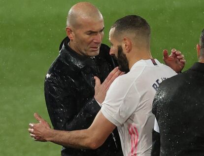 Zinedine Zidane saluda a Karim Benzema tras cambiarle en el clásico.