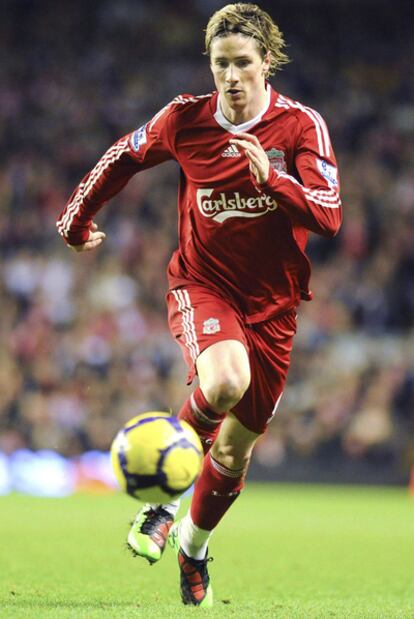 Torres en un partido con el Liverpool