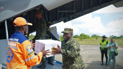 Miembros del Ejército y de la Unidad Nacional para la Gestión del Riesgo de Desastres descargan ayuda humanitaria, el 13 de noviembre, en el Chocó.