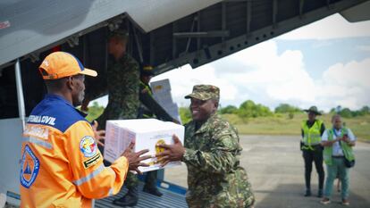 Miembros del Ejército y de la Unidad Nacional para la Gestión del Riesgo de Desastres descargan ayuda humanitaria, el 13 de noviembre, en el Chocó. 