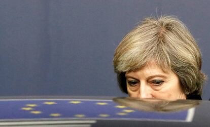 Theresa May tras una cumbre de la Uni&oacute;n Europea en Bruselas
 