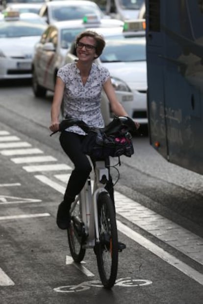 Una usuaria del servicio público de alquiler haciendo uso de una de las bicis eléctricas.