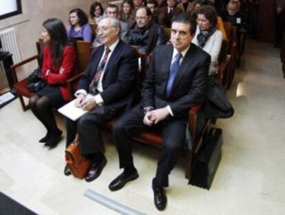 Jaume Matas, sentado en el banquillo de los acusados. A su derecha, el periodista Antonio Alemany y María Umbert, directora del Gabinete del expresidente de Baleares.
