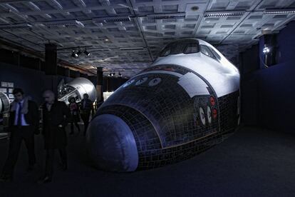 El Atlantis fue el cuarto transbordador espacial de la Nasa. Una impresionante réplica a tamaño real de su parte delantera se puede ver en la exposición. Por detrás se accede a sus dos pisos cabina de mando y de tripulación.