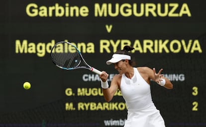 Garbiñe Muguruza devuelve la pelota a su rival durante un punto del partido.