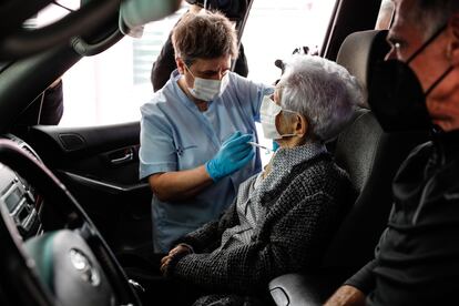 Una anciana se vacunaba en el Hospital Donostia de San Sebastián el pasado febrero.