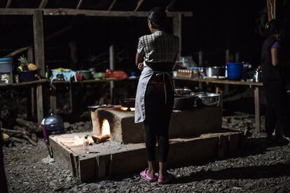 Los exguerrilleros cocinan para sus visitantes platos como Chivo, típico de La Guajira, en un fogón tipo vietnamita como el que usaban en otros tiempos, que arroja poco humo y evita reflejos que puedan ser detectados por el enemigo.