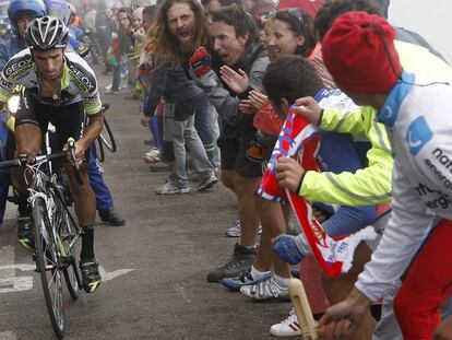 Juan José Cobo recibe el apoyo de los aficionados en plena ascensión al Angliru en la Vuelta de 2011.