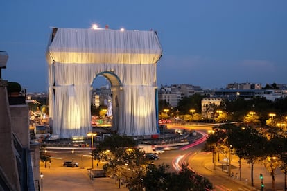 El drapeado de la tela que recubre el Arco del Triunfo en París consta de un sistema de cuerdas y dota la estructura de movimiento.