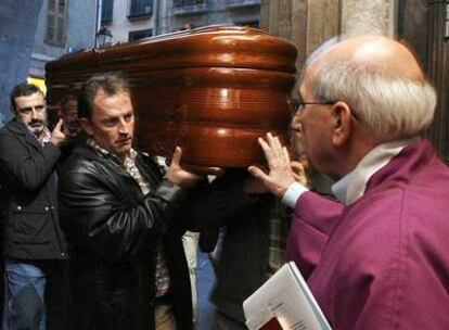 Familiares de Ambrosio Fernández portan el féretro antes de la celebración del funeral.