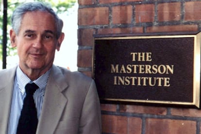 James Masterson, a la entrada del instituto fundado por él.
