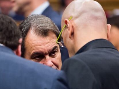 Artur Mas, entre Junqueras (izquierda) y Romeva.