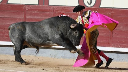 Fernando Robleño recibe de capote a su primer toro.