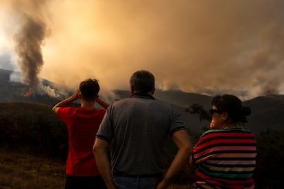 Vecinos de Maceda (Ourense) observan el incendio que se registra en los alrededores de su municipio, el lunes.