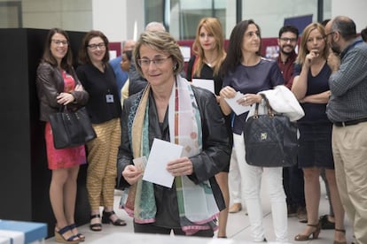 La catedrática de Filología Inglesa, Eva Alcón, votando.