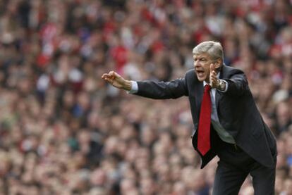 Arsène Wenger da instrucciones a sus jugadores desde la banda.