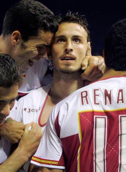 Puerta es abrazado por sus compañeros tras marcar el gol decisivo en las semifinales de la Copa de la UEFA.