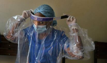 Anita Thumbi, enfermera voluntaria, se prepara para recibir pacientes en un centro de salud en Waithaka, un suburbio de Nairobi (Kenia).