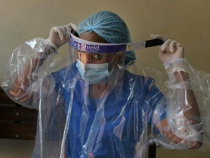Anita Thumbi, enfermera voluntaria, se prepara para recibir pacientes en un centro de salud en Waithaka, un suburbio de Nairobi (Kenia).